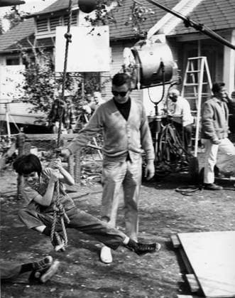 Film To Kill A Mockingbird Actress Mary Badham plays with dorector Robert Mulligan at the set of the film Monroeville, Alabama USA  Copyright: xLeoxFuchsx 1061 Mary Badham Scout mulligan rope (To Kill a Mockingbird)