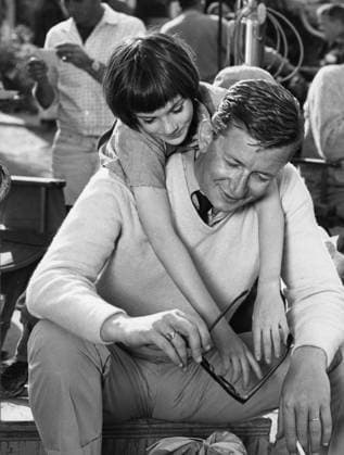 Film To Kill A Mockingbird Actress Mary Badham plays with dorector Robert Mulligan at the set of the film Monroeville, Alabama USA  Copyright: xLeoxFuchsx 1062 Mary Badham Scout mulligan hug (To Kill a Mockingbird)