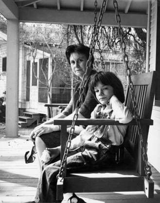 Film To Kill A Mockingbird Actress Mary Badham plays with writer Harper Lee Monroeville, Alabama USA  Copyright: xLeoxFuchsx 1066 Mary Badham Scout HarperLee swing (To Kill a Mockingbird)