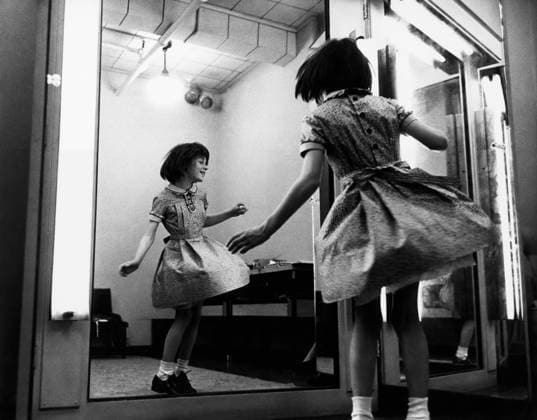 Film To Kill A Mockingbird Actress Mary Badham in the dressing room Monroeville, Alabama USA  Copyright: xLeoxFuchsx 1073 Mary Badham Scout dances in mirror 2 (To Kill a Mockingbird)
