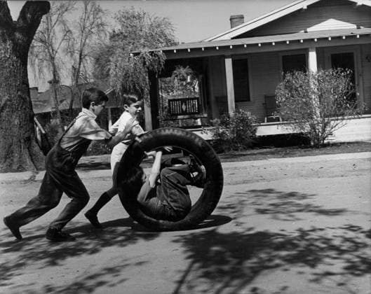 Film To Kill A Mockingbird Actors John Megna and Philip Alford and actresses Mary Badham in a scene of the film Monroeville, Alabama USA  Copyright: xLeoxFuchsx 1075 Mary Badham Scout boys roll scout in tir (To Kill a Mockingbird)