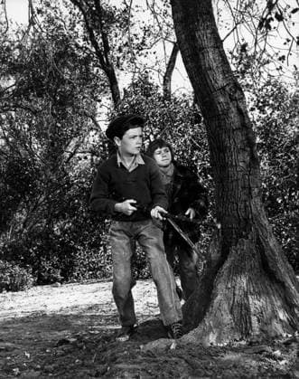 Film To Kill A Mockingbird Actors John Megna and actresses Mary Badham in a scene of the film Monroeville, Alabama USA  Copyright: xLeoxFuchsx 1077 Mary Badham Scout boy with gun (To Kill a Mockingbird)