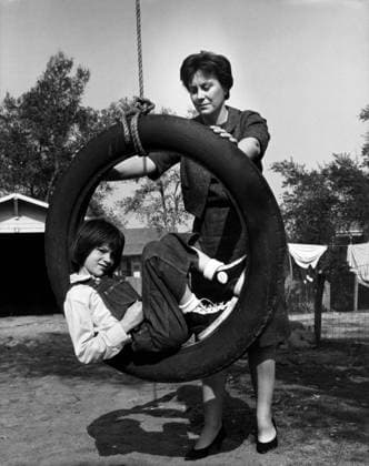 Film To Kill A Mockingbird Actress Mary Badham plays with writer Harper Lee Monroeville, Alabama USA  Copyright: xLeoxFuchsx 1086 HarperLee Mary Badham Scout on the tire swin (To Kill a Mockingbird)