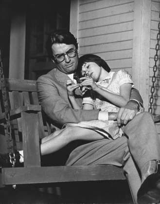 Film To Kill A Mockingbird Actors Gregory Peck and Mary Badham in a scene of the film Monroeville, Alabama USA  Copyright: xLeoxFuchsx 1089 Gregory Peck Atticus Finch Mary Badham Scout swing (To Kill a Mockingbird)