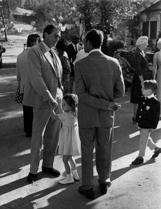Film To Kill A Mockingbird Actor Gregory Peck with daughter and son at the set Monroeville, Alabama USA  Copyright: xLeoxFuchsx 1095 Gregory Peck Atticus Finch cecilia set (To Kill a Mockingbird)