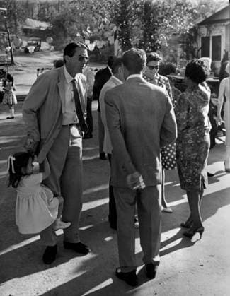 Film To Kill A Mockingbird Actor Gregory Peck with daughter at the set Monroeville, Alabama USA  Copyright: xLeoxFuchsx 1096 Gregory Peck Atticus Finch cecilia hanging set (To Kill a Mockingbird)
