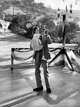 Film To Kill A Mockingbird Actor Gregory Peck with daughter at the set Monroeville, Alabama USA  Copyright: xLeoxFuchsx 1097 Gregory Peck Atticus Finch cecilia dancing set (To Kill a Mockingbird)