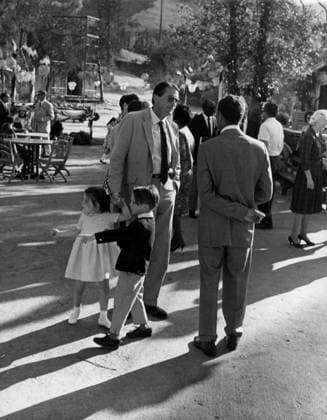 Film To Kill A Mockingbird Actor Gregory Peck with daughter and son at the set Monroeville, Alabama USA  Copyright: xLeoxFuchsx 1098 Gregory Peck Atticus Finch cecilia anthony set (To Kill a Mockingbird)