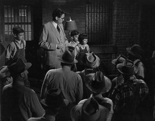 Film To Kill A Mockingbird Actors Gregory Peck, John Megna, Philip Alford and actress Mary Badham in a scene of the film Monroeville, Alabama USA  Copyright: xLeoxFuchsx 1100 Gregory Peck Atticus Finch and crowd (To Kill a Mockingbird)