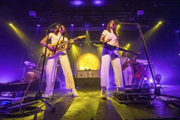 Entertainment Themen der Woche KW41 Entertainment Bilder des Tages Larkin Poe *** NUR FÜR REDAKTIONELLE ZWECKE *** EDITORIAL USE ONLY ***<p>11.10.2023, Hamburg: Die US-amerikanische Roots-Rock-Band Larkin Poe beim Auftritt in der großen Freiheit 36 während ihrer Blood Harmony 2023 World Tour. Deutschland Hamburg Hamburg Copyright: ThorstenxAhlf *** Larkin Poe EDITORIAL USE ONLY p 11 10 2023, Hamburg The US American roots rock band Larkin Poe performing at große Freiheit 36 during their Blood Harmony 2023 World Tour Germany Hamburg Copyright ThorstenxAhlf Copyright: ThorstenxAhlf doc7schep0c9adua3h7a8 ,EDITORIAL USE ONLY