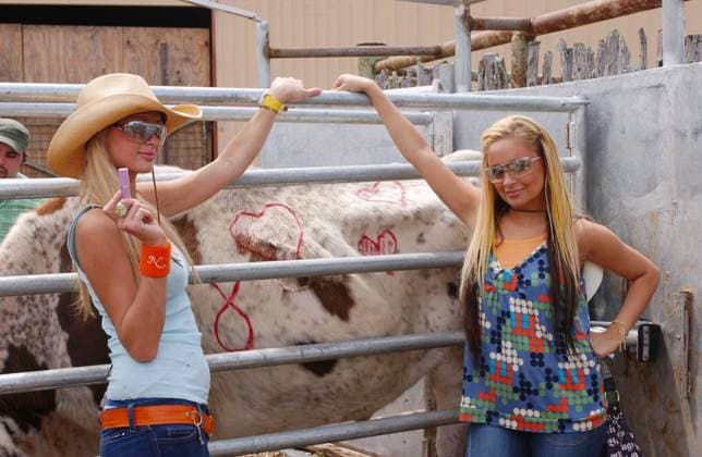 Paris Hilton, Nicole Richie : Simple Life 2 7059 THE SIMPLE LIFE 2: ROAD TRIP Fox. Wednesday August 4 2004. Paris (L) and Nicole (R) use their unique style when they brand cows in the two-part season finale. Photograph, Credit: Fox Avalon USA, Los Angeles  Copyright: x xFoxx xAvalonx 0518690616