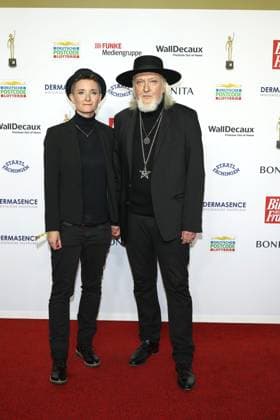 Goldene Bild der Frau in Hamburg Joachim Witt mit Frau, Verleihung der Goldene Bild der Frau in der Neuen Flora, Hamburg, 11.10.2023 Copyright: xEventpressxBecherx