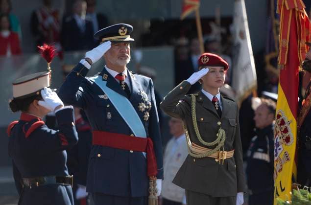 Entertainment Themen der Woche KW41 Entertainment Bilder des Tages Spanish Royals Preside Over The October 12 Parade - Madrid The Princess of Asturias, Leonor and King Felipe VI during the parade on October 12 National Day , at the Plaza de Canovas del Castillo, on October 12, 2023, in Madrid (Spain). The events begin with the raising of the national flag and the tribute to those who gave their lives for Spain, followed by air and ground parades of different units in which 4,177 military personnel participate. This year is the first year in which a woman unfurls the flag by parachute. The parade changes its route and the Royal Tribune is now located in the Plaza de Neptuno. In addition, Leonor de Borbon, immersed in her military training as a cadet lady, wears her uniform after two years of absence due t  Copyright: xEuropaxPress ABACAx 871403_007 EuropaxPress ABACAx 871403_007