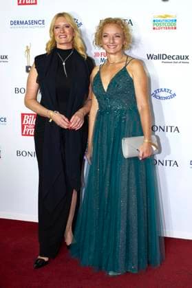 Claudia Kleinert und Karin Lange bei der 16. Verleihung der Goldenen Bild der Frau 2023 im Stage Theater Neue Flora. Hamburg, 11.10.2023