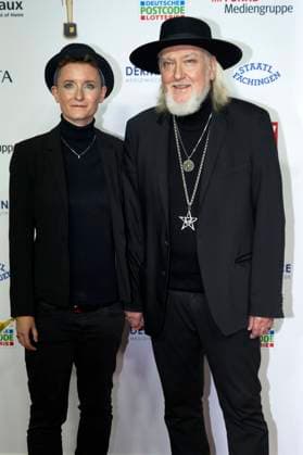 Joachim Witt mit Ehefrau Juliane bei der 16. Verleihung der Goldenen Bild der Frau 2023 im Stage Theater Neue Flora. Hamburg, 11.10.2023