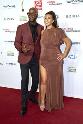 Yared Dibaba und Fernanda de Sousa Dibaba bei der 16. Verleihung der Goldenen Bild der Frau 2023 im Stage Theater Neue Flora. Hamburg, 11.10.2023