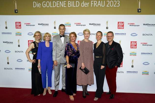 Janina Süß, Sandra Immoor, Kai Pflaume, Julia Becker, Manuela Schwesig, Nora Mary und Niklas Jakob Wilcke bei der 16. Verleihung der Goldenen Bild der Frau 2023 im Stage Theater Neue Flora. Hamburg, 11.10.2023