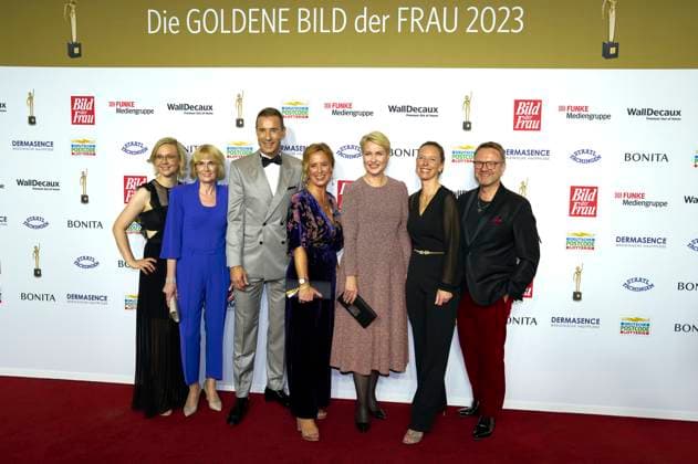 Janina Süß, Sandra Immoor, Kai Pflaume, Julia Becker, Manuela Schwesig, Nora Mary und Niklas Jakob Wilcke bei der 16. Verleihung der Goldenen Bild der Frau 2023 im Stage Theater Neue Flora. Hamburg, 11.10.2023