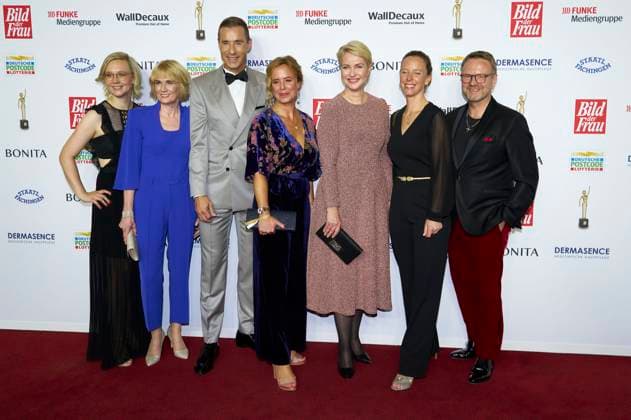 Janina Süß, Sandra Immoor, Kai Pflaume, Julia Becker, Manuela Schwesig, Nora Mary und Niklas Jakob Wilcke bei der 16. Verleihung der Goldenen Bild der Frau 2023 im Stage Theater Neue Flora. Hamburg, 11.10.2023