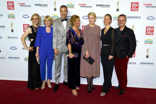 Janina Süß, Sandra Immoor, Kai Pflaume, Julia Becker, Manuela Schwesig, Nora Mary und Niklas Jakob Wilcke bei der 16. Verleihung der Goldenen Bild der Frau 2023 im Stage Theater Neue Flora. Hamburg, 11.10.2023