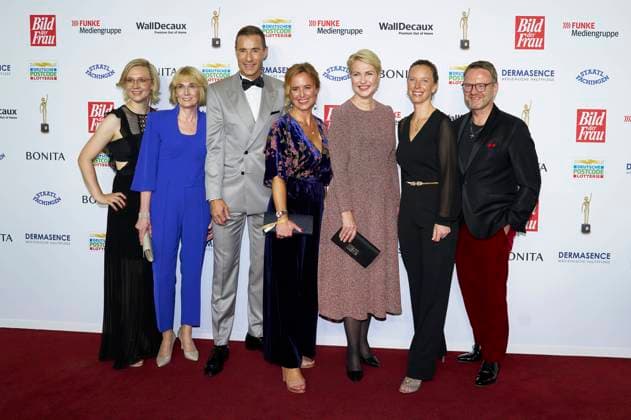 Janina Süß, Sandra Immoor, Kai Pflaume, Julia Becker, Manuela Schwesig, Nora Mary und Niklas Jakob Wilcke bei der 16. Verleihung der Goldenen Bild der Frau 2023 im Stage Theater Neue Flora. Hamburg, 11.10.2023