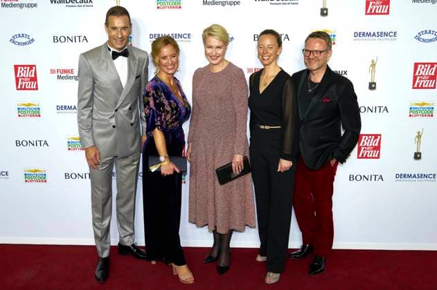 Kai Pflaume, Julia Becker, Manuela Schwesig, Nora Marx und Niklas Jakob Wilcke bei der 16. Verleihung der Goldenen Bild der Frau 2023 im Stage Theater Neue Flora. Hamburg, 11.10.2023