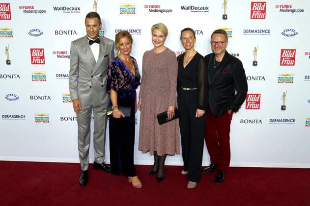 Kai Pflaume, Julia Becker, Manuela Schwesig, Nora Marx und Niklas Jakob Wilcke bei der 16. Verleihung der Goldenen Bild der Frau 2023 im Stage Theater Neue Flora. Hamburg, 11.10.2023
