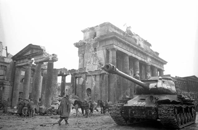 Great Patriotic War 6049927 02.05.1945 Great Patriotic War 1941-1945. The Soviet flag flied atop the Brandenburg Gate. Vladimir Grebnev Berlin Germany  Copyright: xVladimirxGrebnevx