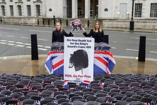 Bilder des Jahres 2023, News 10 Oktober News Themen der Woche KW41 . 12 10 2023. London, United Kingdom. PETA Fur-Free Caps for the King s Guard Protest. whitehall.  xMartynxWheatleyx xi-Imagesx IIM-24736-0006