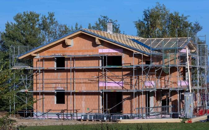 11.10.2023, Handenberg, AUT, Unterwegs in Oberösterreich, Themenbild, Verschiedene Themenbilder, Bauen, Wirtschaft, Rohbau, Einfamilenhaus, im Bild Rohbau, Kran, Baugerüst, *** 11 10 2023, Handenberg, AUT, On the road in Upper Austria, theme picture, Various theme pictures, building, economy, carcass, single family house, in the picture carcass, crane, scaffolding,