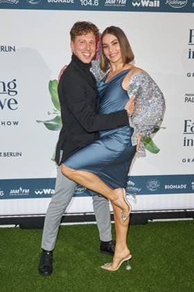 Valentin Lusin mit Ehefrau Renata Lusin (schwanger) - Weltpremiere der Grand Show FALLING IN LOVE im Friedrichstadt-Palast Berlin am 11.10.2023. Premiere - Grand Show FALLING IN LOVE