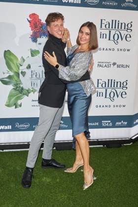 Valentin Lusin mit Ehefrau Renata Lusin (schwanger) - Weltpremiere der Grand Show FALLING IN LOVE im Friedrichstadt-Palast Berlin am 11.10.2023. Premiere - Grand Show FALLING IN LOVE
