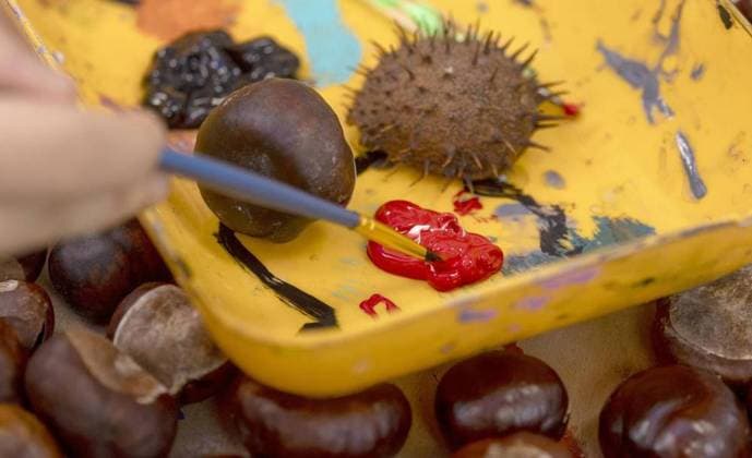 RECORD DATE NOT STATED Jugendzentrum Velbert Langenberg *** NUR FÜR REDAKTIONELLE ZWECKE *** EDITORIAL USE ONLY ***<p>Kinder basteln an Kastanien am Donnerstag, dem 12. Oktober 2023 im Jugendzentrum Velbert Langenberg; *** es gibt keine Foto-Genehmigung *** Deutschland NRW Velbert Copyright: WalterxFischer *** Youth Center Velbert Langenberg FOR EDITORIAL PURPOSES ONLY EDITORIAL USE ONLY p Children tinkering with chestnuts on Thursday, October 12, 2023 at the Youth Center Velbert Langenberg there is no photo permission Germany NRW Velbert Copyright WalterxFischer Copyright: WalterxFischer doc7sct1zv7s9d14s3dlg9b ,EDITORIAL USE ONLY