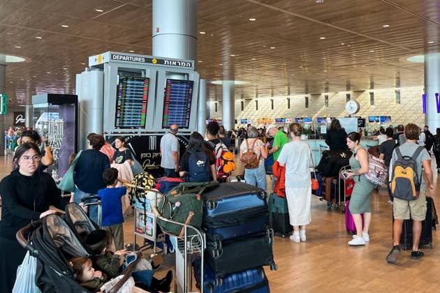 News Themen der Woche KW41 News Bilder des Tages ISRAEL, TEL AVIV - OCTOBER 12, 2023: Travellers are seen at the Ben Gurion International Airport at the Ben Gurion International Airport amid an escalation of the Israeli-Palestinian conflict. TASS  63290389