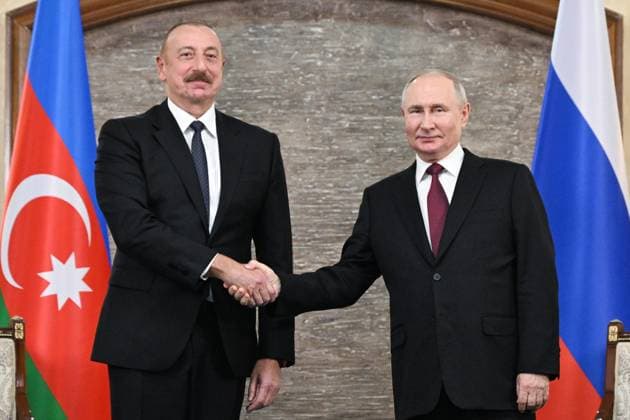 News Themen der Woche KW41 News Bilder des Tages KYRGYZSTAN, BISHKEK - OCTOBER 12, 2023: Azerbaijan s President Ilham Aliyev (L) and his Russian counterpart Vladimir Putin shake hands during a meeting at the Ala Archa state residence. Pavel Bednyakov POOL TASS  63291008