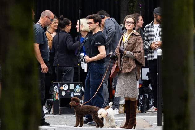 Bilder des Jahres 2023, Entertainment 10 Oktober Angelina Jolie promene des chiens sur le tournage du biopic Maria sur la vie de Maria Callas Ã Paris Angelina Jolie promene des chiens sur le tournage du biopic Maria sur la vie de Maria Callas Ã Paris, France, le 12 octobre 2023. L actrice incarne la cantatrice dont on cÃ lÃ brera le centenaire le 2 dÃ cembre 2023. Angelina Jolie walks dogs on the set of the biopic Maria on the life of Maria Callas in Paris, France, on October 12, 2023. The actress plays the singer whose centenary will be celebrated on December 2, 2023. Paris France  Copyright: xTizianoxDaxSilvax-xPierrexPerusseaux xBestimagexTizianoxDaxSilvax-xPierrexPerusseaux xBestimagex
