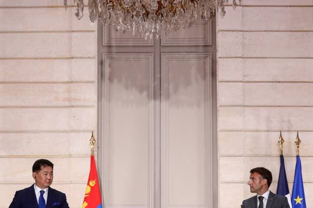 News Themen der Woche KW41 News Bilder des Tages Le prÃ sident de la RÃ publique francaise, Emmannuel Macron recoit son homologue le prÃ sident de la Mongolie, Ukhnaagiin Khürelsükh pour un entretien et la signature de contrats au palais de l ElysÃ e Ã Paris Le prÃ sident de la RÃ publique francaise, Emmannuel Macron recoit son homologue le prÃ sident de la Mongolie, Ukhnaagiin Khürelsükh pour un entretien et la signature de contrats au palais de l ElysÃ e Ã Paris, France, le 12 octobre 2023. StÃ phane Lemouton Bestimage France s President Emmanuel Macron receives Mongolia s President Ukhnaagiin Khurelsukh at the Elysee Palace in Paris, France, on October 12, 2023. Paris France  Copyright: xStephanexLemoutonx xBestimagexStephanexLemoutonx xBestimagex