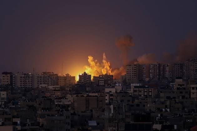 Bilder des Jahres 2023, News 10 Oktober News Themen der Woche KW41 News Bilder des Tages (231012) -- GAZA, Oct. 12, 2023 -- Smoke billows following an Israeli airstrike in Gaza City, on Oct. 12, 2023. Israel on Thursday continued its airstrikes on various areas of the Gaza Strip. (Photo by Xinhua) MIDEAST-GAZA CITY-CONFLICTS-ISRAELI AIRSTRIKES RizekxAbdeljawad 