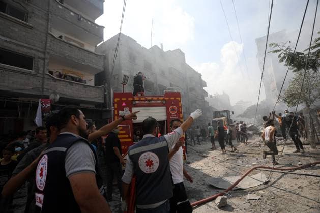 News Themen der Woche KW41 News Bilder des Tages Palestinian rescuers search the rubble of destroyed buildings following an Israeli strike, in Rafah the southern Gaza Strip on October 12, 2023..  GAZ2023101245 IsmaelxMohamad