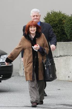 EXCLUSIVE Actress Blair Brown of Fox s TV series Fringe seen greeting fans while holding an apple in Vancouver 60052, VANCOUVER, BRITISH COLUMBIA - Monday February 7, 2011. EXCLUSIVE Actress Blair Brown of Fox s TV series Fringe seen greeting fans while holding an apple in Vancouver. , Credit:Kred, PacificCoastNews.com Avalon British Columbia, Vancouver  Copyright: xKred,xPacificCoastNews.comx xAvalonx 0518826864