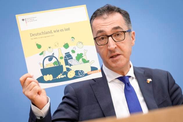 News Themen der Woche KW41 News Bilder des Tages Bundespressekonferenz, Vorstellung des Ernaehrungsreport 2023 Cem Oezdemir (Gruene) zeigt eine Tafel mit der Titelseite des Reports hoch, bei der Vorstellung des Ernaehrungsreport 2023, Berlin , 13.10.2023 Berlin Berlin Deutschland *** Bundespressekonferenz, presentation of the Ernaehrungsreport 2023 Cem Oezdemir Gruene shows up a board with the cover page of the report, at the presentation of the Ernaehrungsreport 2023, Berlin , 13 10 2023 Berlin Berlin Germany