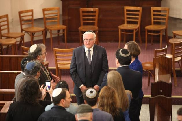 Bilder des Jahres 2023, News 10 Oktober News Themen der Woche KW41 News Bilder des Tages Berlin, Deutschland, 13.10.2023: Bundespräsident Frank-Walter Steinmeier besucht die Synagoge in Berlin-Kreuzberg, Fraenkelufer 10. Dort trifft er sich zum Gespräch mit Mitgliedern der jüdischen Gemeinde. *** Berlin, Germany, 13 10 2023 Federal President Frank Walter Steinmeier visits the synagogue in Berlin Kreuzberg, Fraenkelufer 10 There he meets for talks with members of the Jewish community Copyright: xdtsxNachrichtenagenturx dts_24104