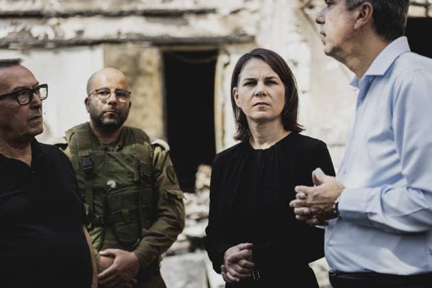 Bilder des Jahres 2023, News 10 Oktober News Themen der Woche KW41 Annalena Baerbock (Buendnis 90 Die Gruenen), Bundesaussenministerin, und Eli Cohen, Aussenminister von Israel, aufgenommen im Rahmen eines Besuches der Konfliktregion in Netifot, 13.10.2023. Baerbock ist das erste Regierungsmitglied der Bundesrepublik Deutschland, dass nach den Terrorattacken der Hamas vom 7. Oktobers nach Israel reist. In Folge des Angriffs sind bisher 1.200 Menschen getoetet worden, 150 Menschen wurden durch die Hamas verschleppt. Netifot Israel *** Annalena Baerbock Buendnis 90 Die Gruenen , German Foreign Minister, and Eli Cohen, Foreign Minister of Israel, photographed during a visit to the conflict region in Netifot, 13 10 2023 Baerbock is the first member of the government of the Federal Republic of Germany to trave Copyright: xFlorianxGaertnerx