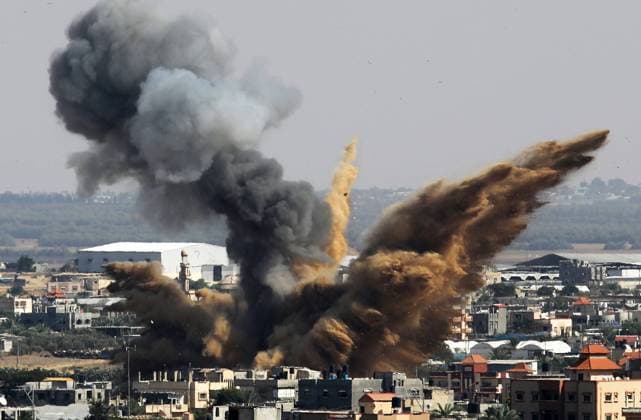 Bilder des Jahres 2023, News 10 Oktober News Themen der Woche KW41 News Bilder des Tages Smoke rises above buildings, in the southern Gaza Strip, following an Israeli strike, on Friday October 13, 2023. Israel has told Palestinians to leave northern Gaza.  GAZ2023101304 IsmaelxMohamad