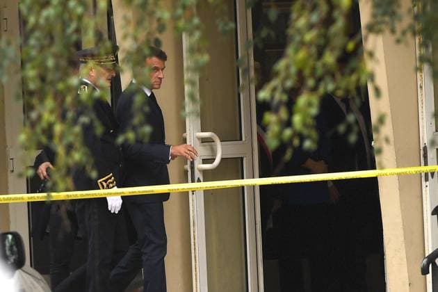 News Themen der Woche KW41 News Bilder des Tages ARRAS - Attaque au couteau au Lycee Gambette PHOTOPQR VOIX DU NORD BAZIZ CHIBANE ; 13 10 2023 ; arras - Attaque au couteau au Lycee Gambetta. Ici, le president de la republique Emmanuel Macron, le ministre de l education GabrielAttal et Le ministre de l interieur GeraldDarmanin. Arras, France, oct 13th 2023 Knife attack in Gambetta lycee : 1 killed, 2 injured French president EmmanuelMacron and Education minister GabrielAttal, and Interio minister GeraldDarmanin HAUT-DE-FRANCE France  Copyright: xPHOTOPQR VOIXxDUxNORD MAXPPPxBAZIZxCHIBANEx 20231013VDN1432 20231013VDN1436