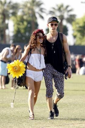 EXCLUSIVE Vanessa Hudgens enjoys the Coachella music festival with her boyfriend Austin Butler while carrying a giant yellow flower 94300, EXCLUSIVE INDIO, CALIFORNIA - Saturday April 13, 2013. Vanessa Hudgens enjoys the Coachella music festival with her boyfriend Austin Butler while carrying a giant yellow flower in Indio. Vanessa could be seen wearing diper like shorts and a loose fitting top. She also had henna tattoos on her hands and feet as well as a rather elaborate silver jewelled manicure. , Credit:Dome Jones, PacificCoastNews.com Avalon USA, Indio  Copyright: xDome Jones,xPacificCoastNews.comx xAvalonx 0518864736