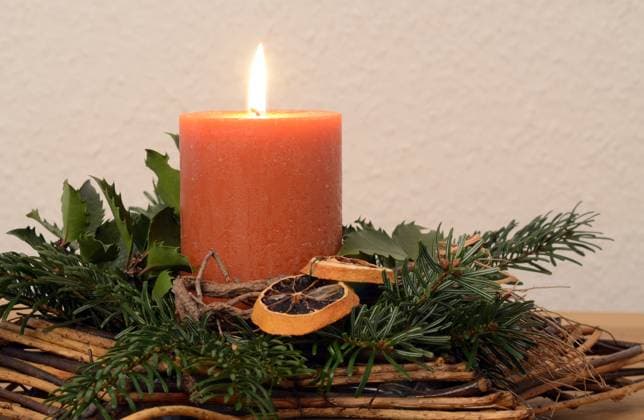 15.12.2020 Adventsgesteck Deutschland Sachsen Anhalt Altmark Kusey Adventsgesteck Stern aus Zweigen weihnachtlich dekoriert mit Tannenzweigen Efeu Orangenscheiben und einer Kerze *** 15 12 2020 Advent flower arrangement Germany Saxony Anhalt Altmark Kusey Advent flower arrangement star from branches Christmas decorated with fir branches ivy orange slices and a candle