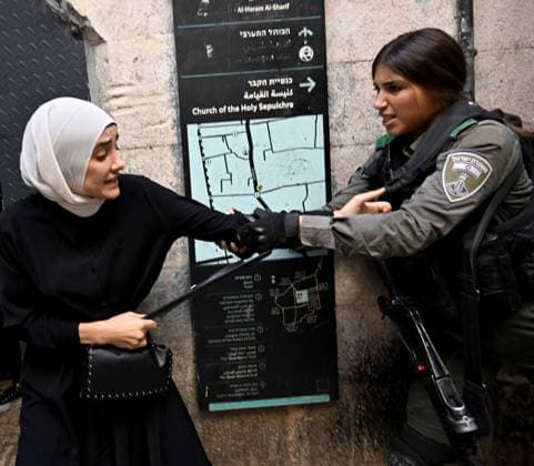 News Themen der Woche KW41 News Bilder des Tages An Israeli border police grabs a Palestinian Muslim woman in the Old City of Jerusalem, on the first Friday prayers at the Al Aqsa Mosque since Hamas massacred 1,300 Israelis, on Friday, October 13, 2023. Hamas called a Day of Rage across the world for Friday.  JER2023101305 DEBBIExHILL
