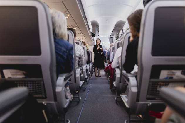 Bilder des Jahres 2023, News 10 Oktober News Themen der Woche KW41 Annalena Baerbock (Buendnis 90 Die Gruenen), Bundesaussenministerin, spricht zu zivilen Passagieren in der Regierungsmaschine A321 neo, die die Passagiere nach Berlin bringen wird, in Tel Aviv, 13.10.2023. Baerbock ist das erste Regierungsmitglied der Bundesrepublik Deutschland, dass nach den Terrorattacken der Hamas vom 7. Oktobers nach Israel reist. In Folge des Angriffs sind bisher 1.200 Menschen getoetet worden, 150 Menschen wurden durch die Hamas verschleppt. Tel Aviv Israel *** Annalena Baerbock Buendnis 90 Die Gruenen , German Foreign Minister, speaks to civilian passengers on the government plane A321 neo, which will take passengers to Berlin, in Tel Aviv, 13 10 2023 Baerbock is the first member of the government of the Federal Rep Copyright: xFlorianxGaertnerx