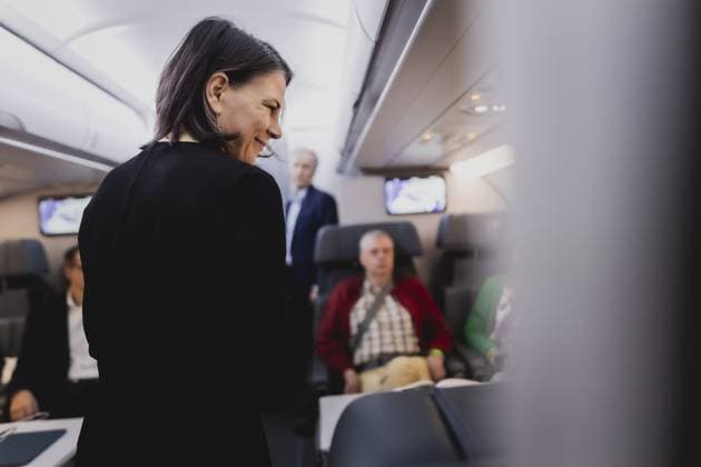 News Themen der Woche KW41 News Bilder des Tages Annalena Baerbock (Buendnis 90 Die Gruenen), Bundesaussenministerin, spricht zu zivilen Passagieren in der Regierungsmaschine A321 neo, die die Passagiere nach Berlin bringen wird, in Tel Aviv, 13.10.2023. Baerbock ist das erste Regierungsmitglied der Bundesrepublik Deutschland, dass nach den Terrorattacken der Hamas vom 7. Oktobers nach Israel reist. In Folge des Angriffs sind bisher 1.200 Menschen getoetet worden, 150 Menschen wurden durch die Hamas verschleppt. Tel Aviv Israel *** Annalena Baerbock Buendnis 90 Die Gruenen , German Foreign Minister, speaks to civilian passengers on the government plane A321 neo, which will take passengers to Berlin, in Tel Aviv, 13 10 2023 Baerbock is the first member of the government of the Federal Rep Copyright: xFlorianxGaertnerx